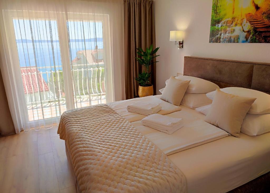 Delux soba sa pogledom na more, hidromasažnom kadom i balkonom, Trogir –  Nove cijene za 2024.