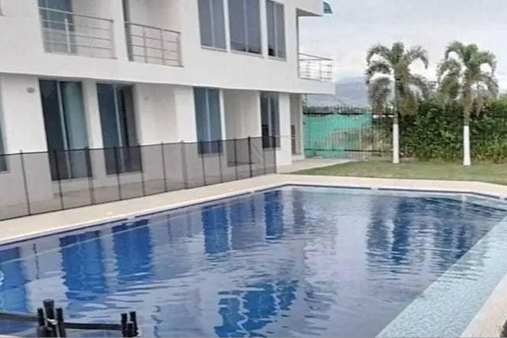 - une piscine en face d'une maison dans l'établissement Apartamento Completo. 2 Habitaciones, aire acondicionado, conjunto cerrado, à Girardot