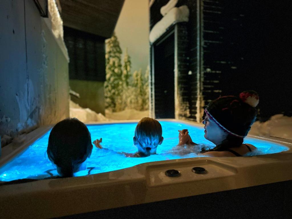 grupa dzieci bawiących się w basenie w obiekcie Villa Auroras Poro w mieście Syöte
