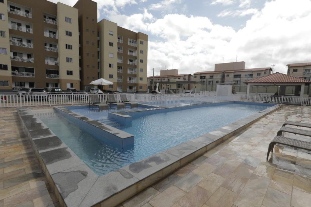 a large swimming pool at a apartment complex at Apartamento Luxuoso à 2km da Litorânea in São Luís