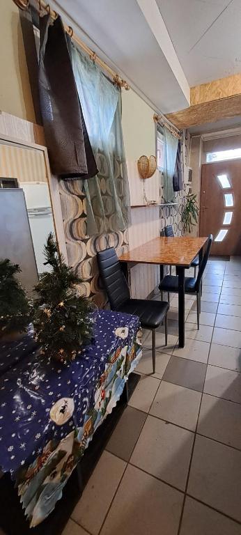 een kamer met een tafel en een tafel en stoelen bij Sárkány Lak in Diósd