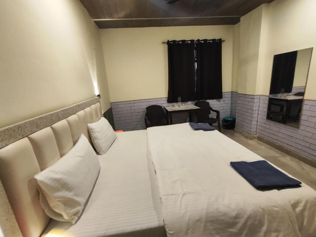 TV a/nebo společenská místnost v ubytování Sunrise Homestay Agra Near Taj Mahal