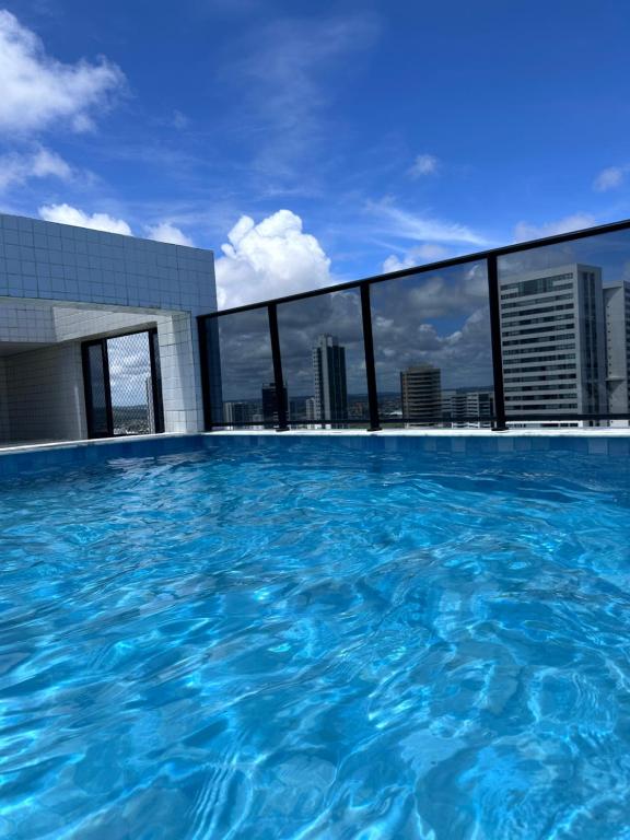 a large swimming pool on the roof of a building at Flat para 4 pessoas em Boa Viagem com Piscina, Wifi 500Mbps, localizado a 350 metros da Praia in Recife