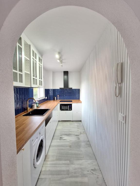 Kuchnia lub aneks kuchenny w obiekcie Lovely 2 Bedroom Apartment w/ large garden + pools
