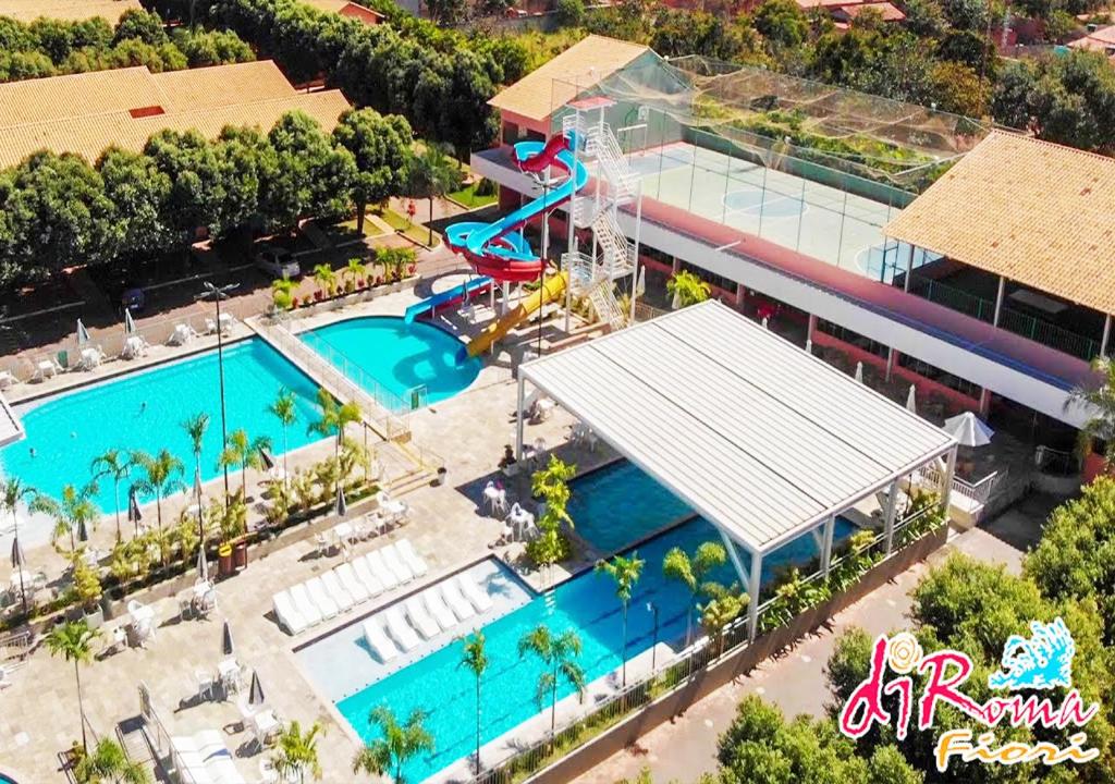 an overhead view of a pool at a resort at Caldas Novas DiRoma Fiori in Caldas Novas