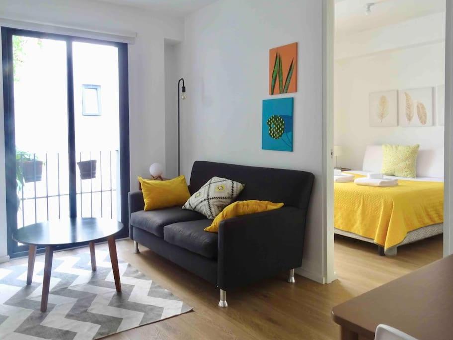 a living room with a couch and a bed at Cómodo e íntimo departamento en Centro Historico in Mexico City