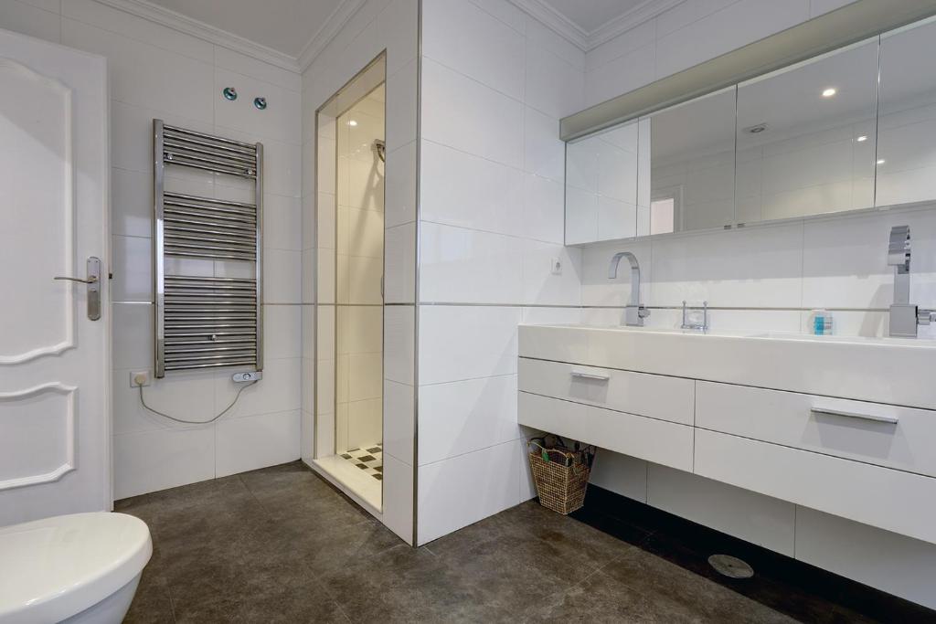 Koupelna v ubytování Large Ground Floor Apartment with Private Garden and Beach Access