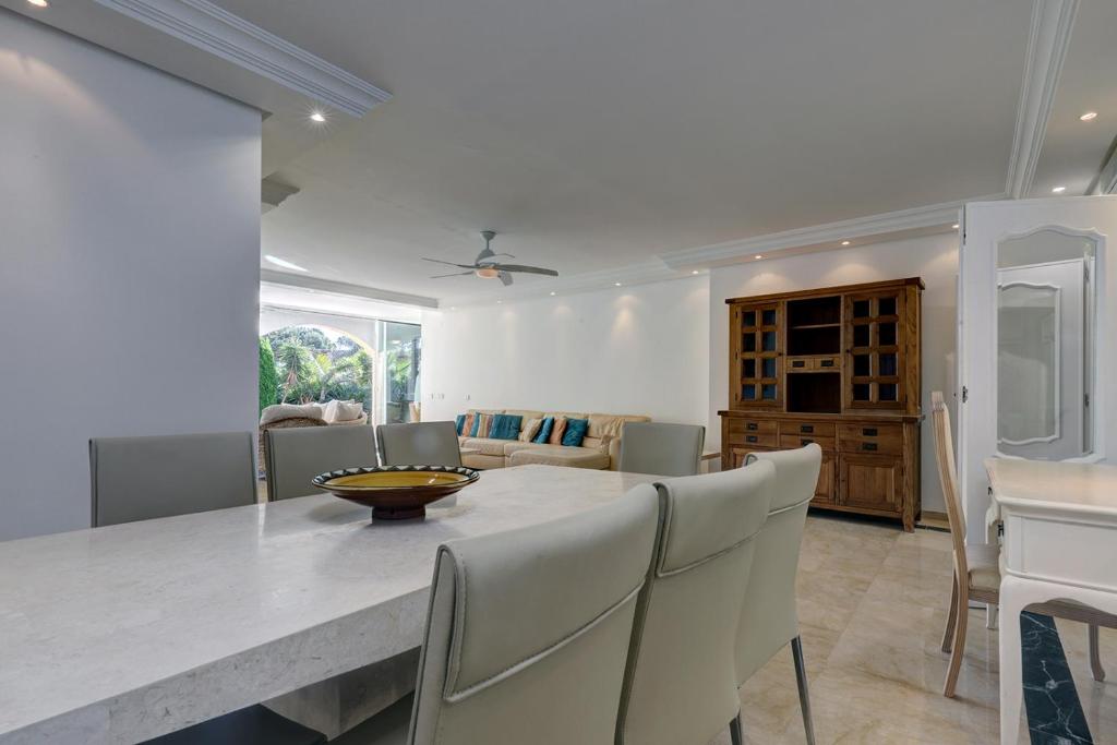 Posezení v ubytování Large Ground Floor Apartment with Private Garden and Beach Access