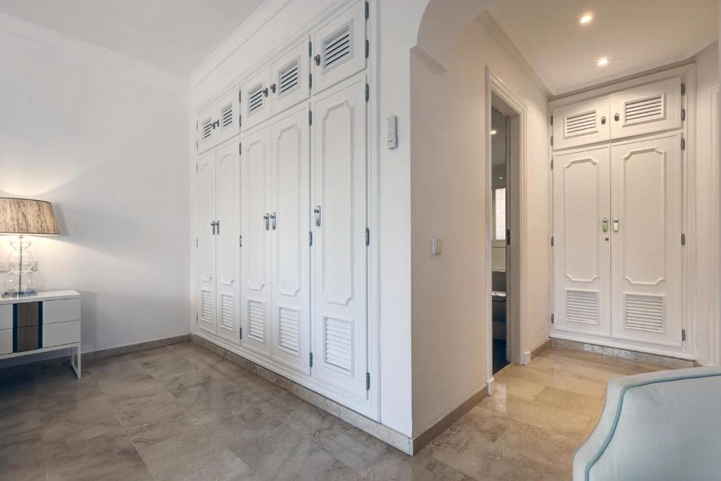 Fotografie z fotogalerie ubytování Large Ground Floor Apartment with Private Garden and Beach Access v destinaci Estepona