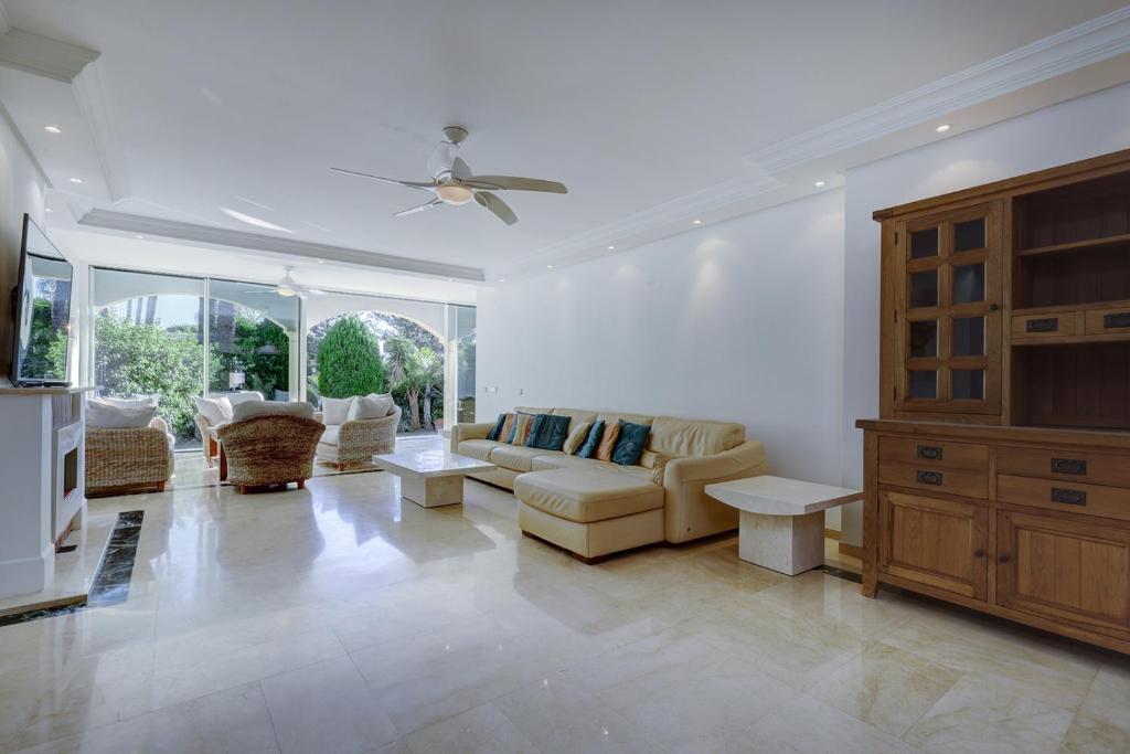 Posezení v ubytování Large Ground Floor Apartment with Private Garden and Beach Access