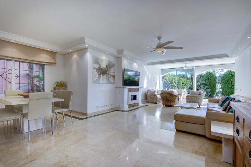 Posezení v ubytování Large Ground Floor Apartment with Private Garden and Beach Access