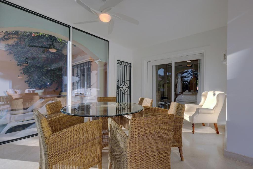 Posezení v ubytování Large Ground Floor Apartment with Private Garden and Beach Access