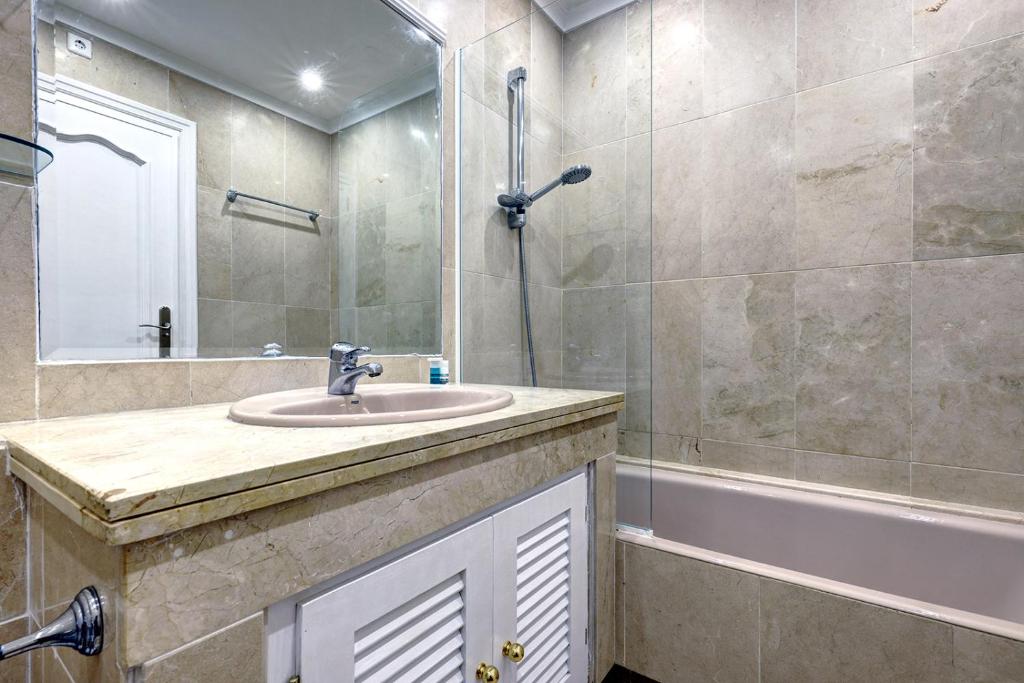 Koupelna v ubytování Large Ground Floor Apartment with Private Garden and Beach Access