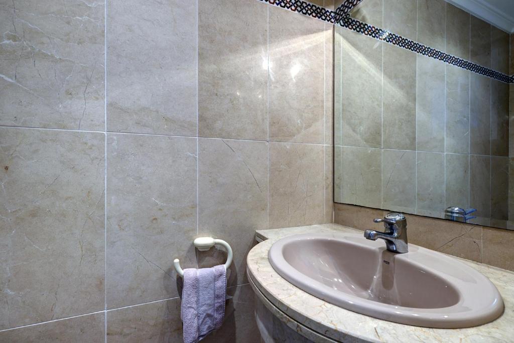 Koupelna v ubytování Large Ground Floor Apartment with Private Garden and Beach Access