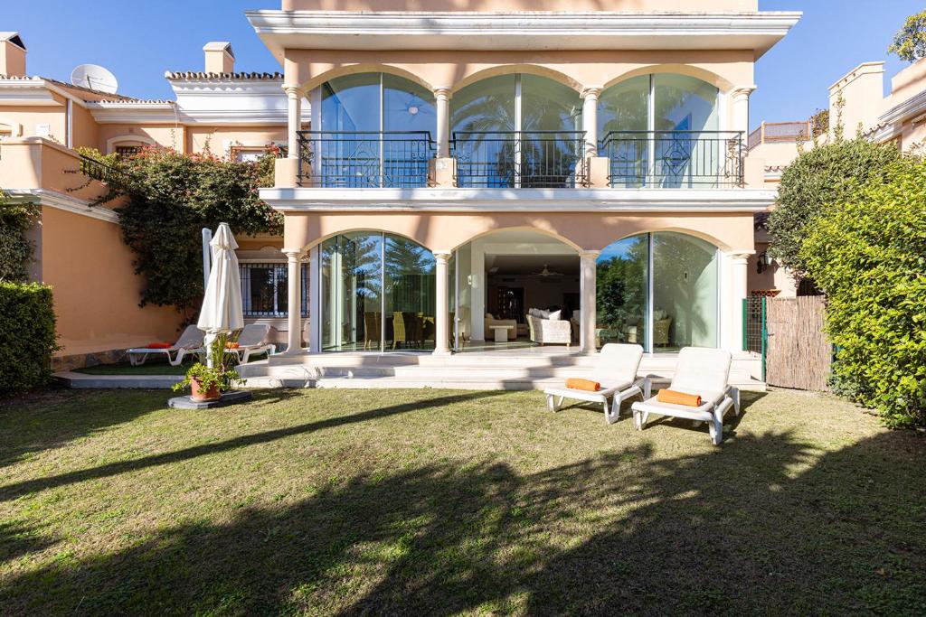Zahrada ubytování Large Ground Floor Apartment with Private Garden and Beach Access