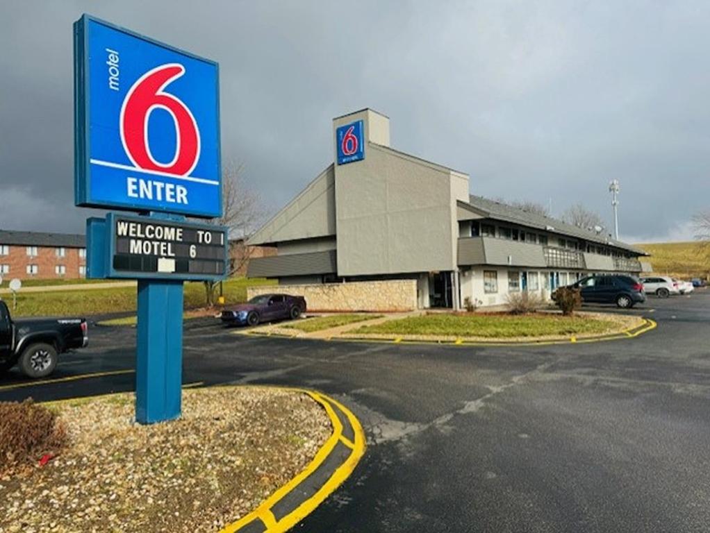 a enter sign in front of a building at Motel 6-Cedar Rapids, IA in Cedar Rapids