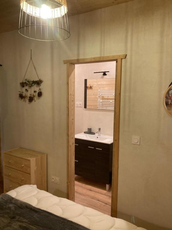 ein Bad mit einem Waschbecken und einem Spiegel in der Unterkunft Maison Boutxy Le Clos des Ours in Matemale