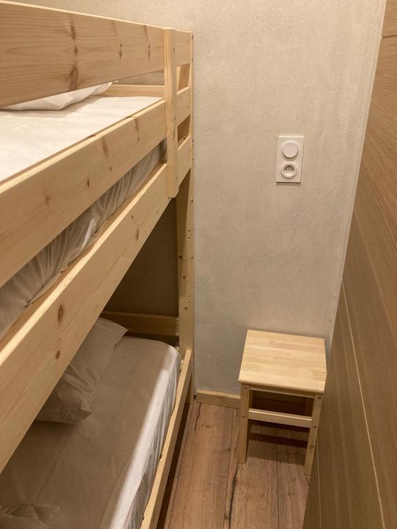 Ein Etagenbett oder Etagenbetten in einem Zimmer der Unterkunft Maison Boutxy Le Clos des Ours