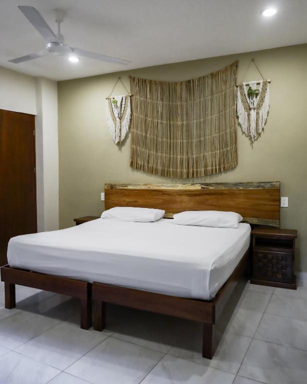 Una cama o camas en una habitación de Hostal Tunich Naj & Hotel