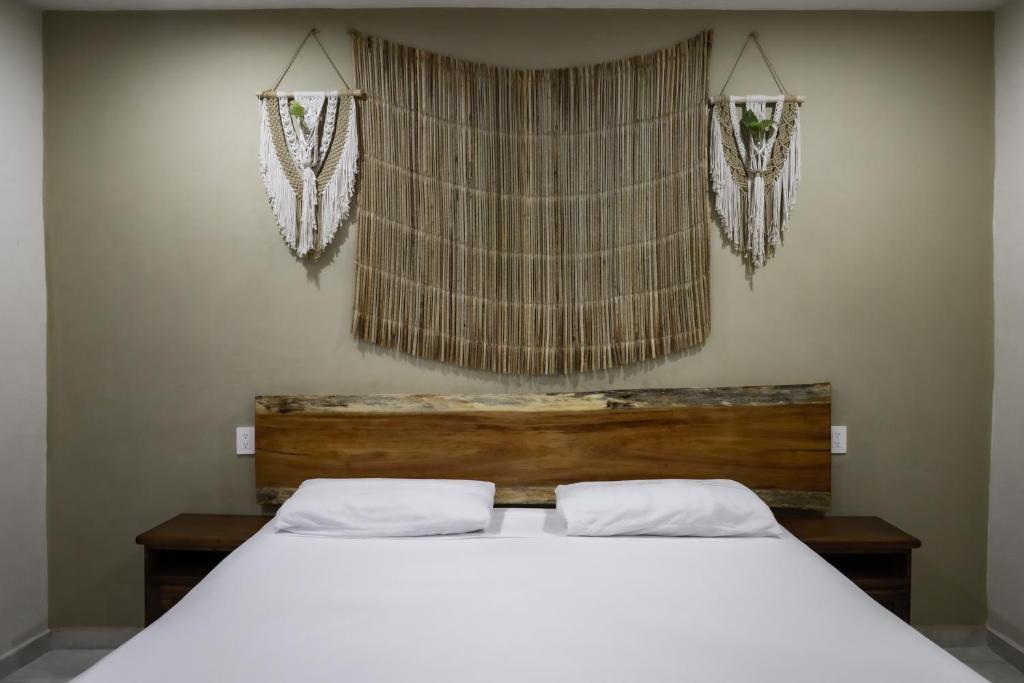 Una cama o camas en una habitación de Hostal Tunich Naj & Hotel