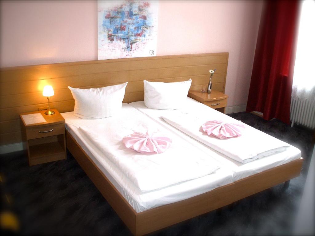 
Ein Bett oder Betten in einem Zimmer der Unterkunft Hotel Pension Messe
