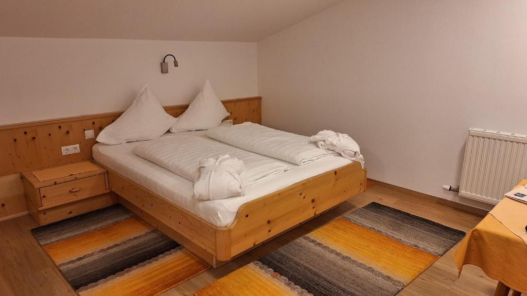 Postel nebo postele na pokoji v ubytování Hotel Garni Schieferle
