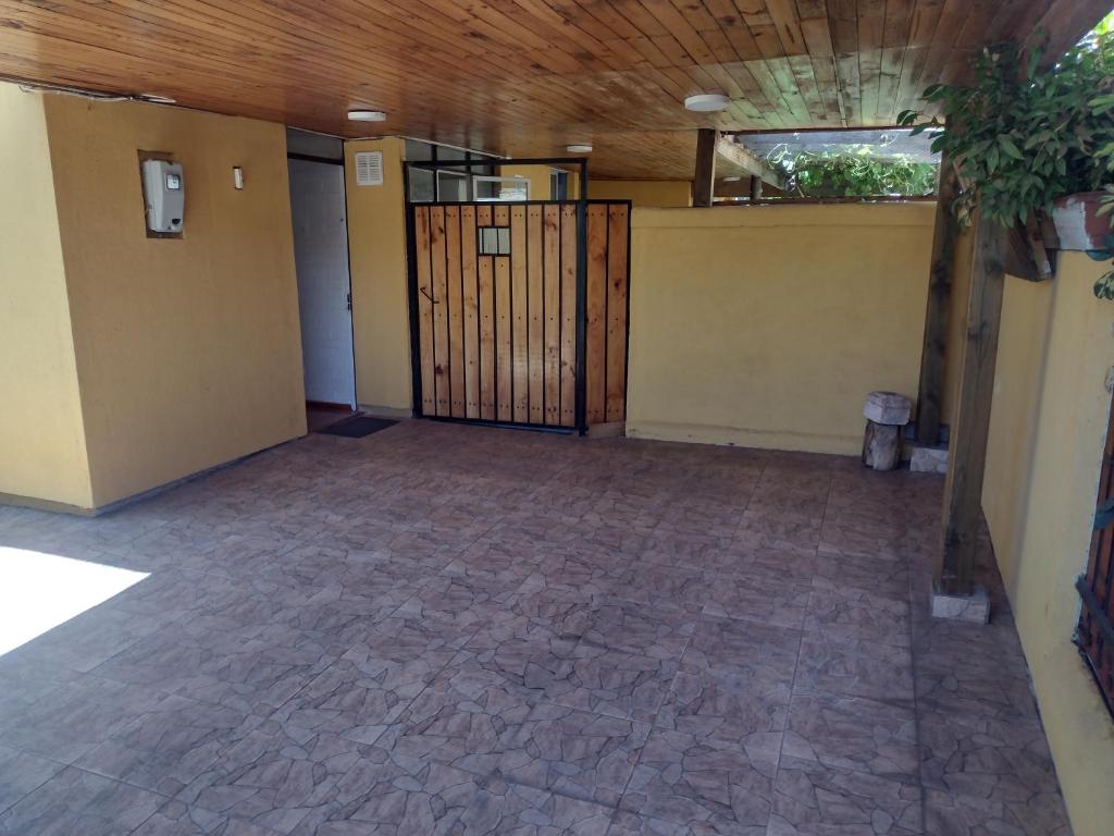una habitación vacía con una puerta grande en un edificio en Casa Foresta Curicó, en Curicó