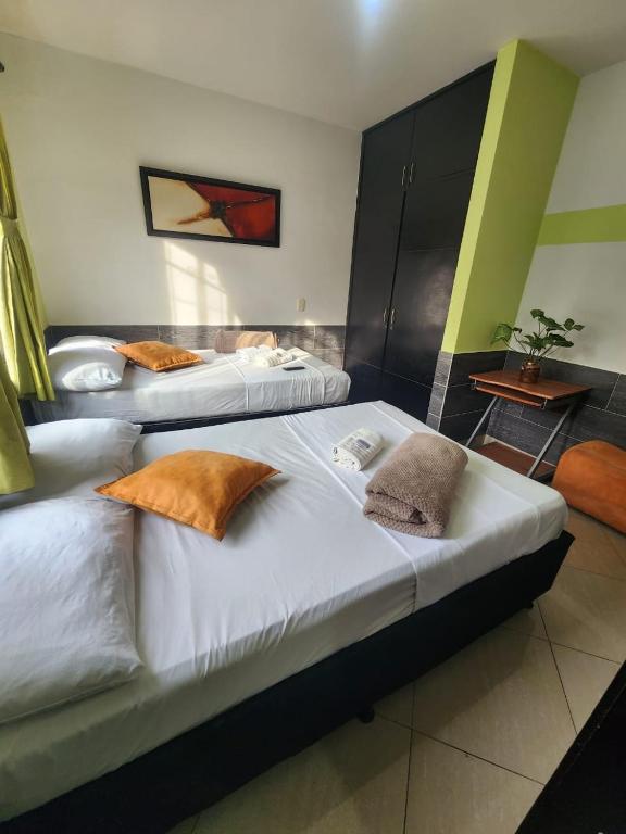 Postel nebo postele na pokoji v ubytování Hotel Laureles Home
