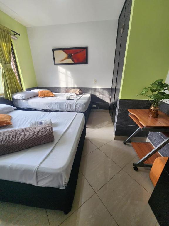 Postel nebo postele na pokoji v ubytování Hotel Laureles Home
