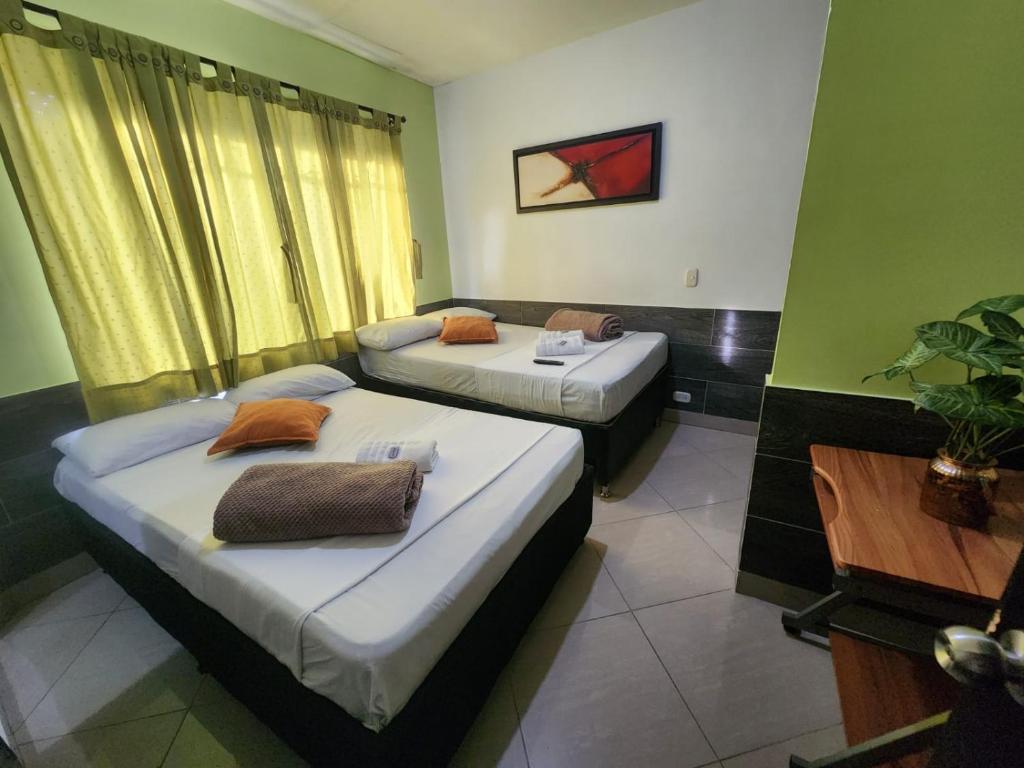 Postel nebo postele na pokoji v ubytování Hotel Laureles Home