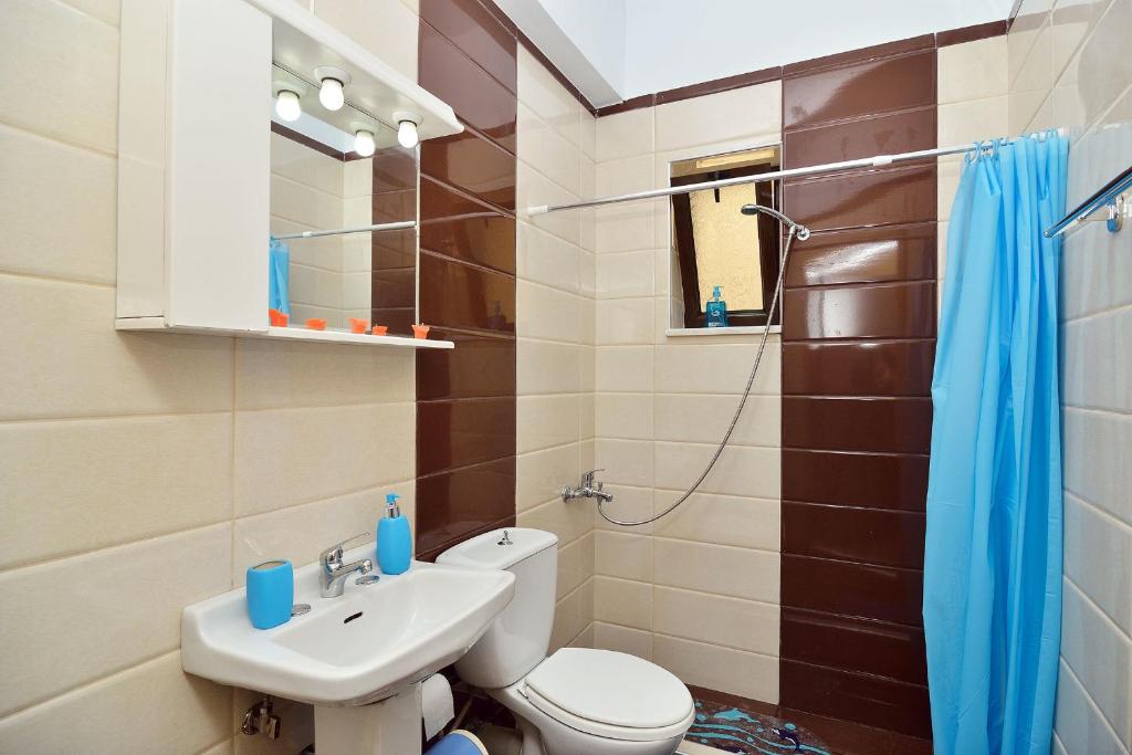 une salle de bains avec toilettes, lavabo et douche dans l'établissement Blue Studios, à La Canée