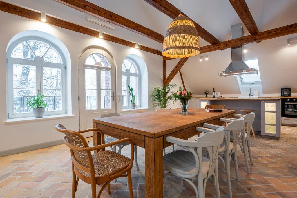 cocina y comedor con mesa de madera y sillas en Łąkowa Zdrój, en Piechowice