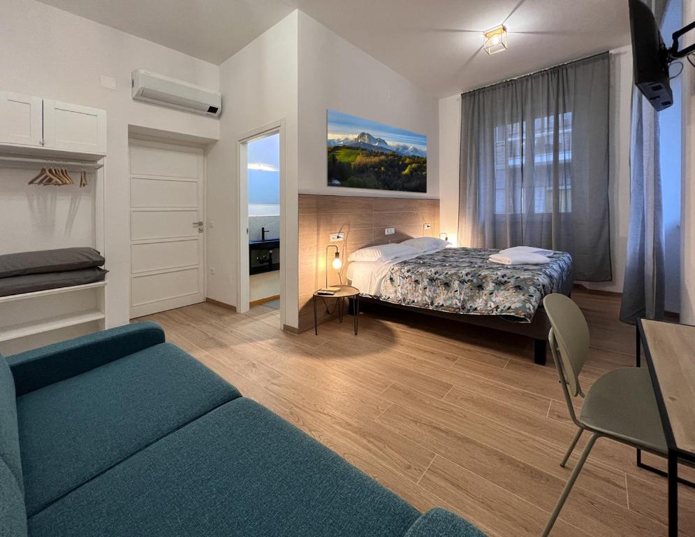 een hotelkamer met een bed en een bank bij Apartment Sofia in Teramo