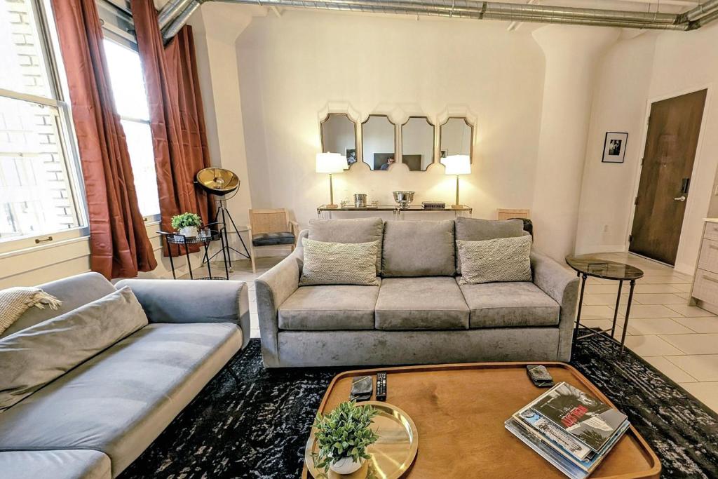 Classic Los Angeles Elegance in Downtown, Sleeps 4, Free Parking and 360 Degree View Roof Top Pool! - One-Bedroom Apartment
