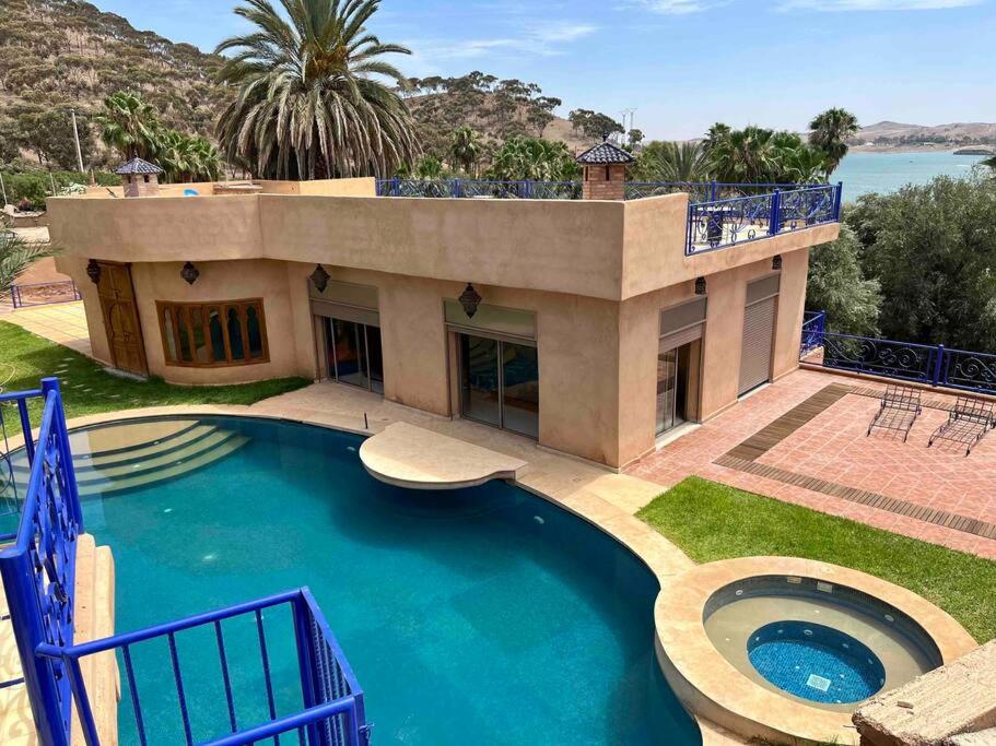 ein Haus mit Pool davor in der Unterkunft Villa pied lac, jet ski, quad, piscine, internet in Marrakesch