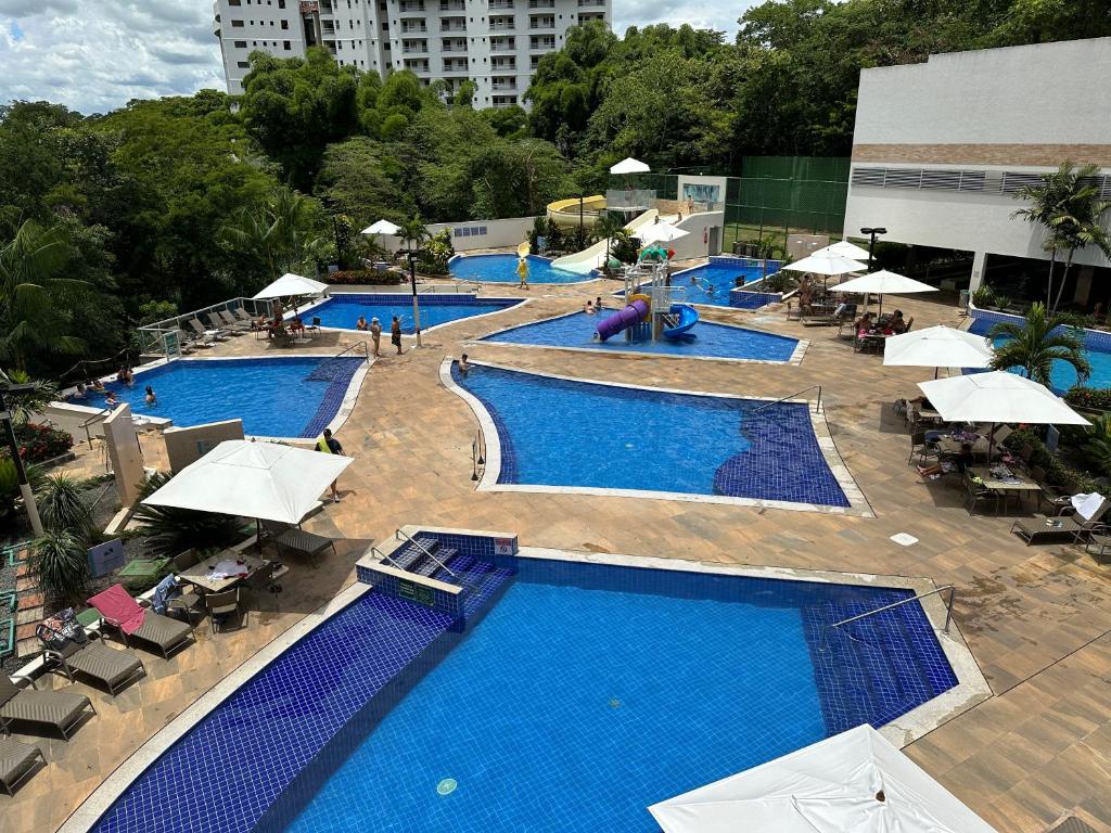 an overhead view of a large swimming pool with umbrellas at Rio Quente Park Veredas Vista paras Piscinas Rio Quente no Fundo esta Liberado in Rio Quente