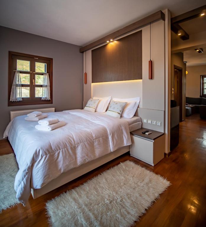 Posteľ alebo postele v izbe v ubytovaní Erofili Hotel & Suites