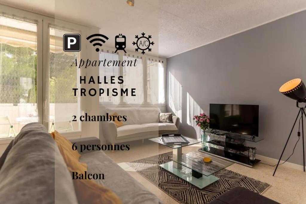 a living room with a couch and a tv at 034- Tropisme, Appart 2 chambres, Clim, Wifi, Parking in Montpellier