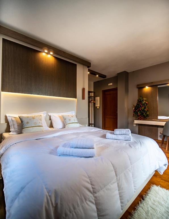 Posteľ alebo postele v izbe v ubytovaní Erofili Hotel & Suites