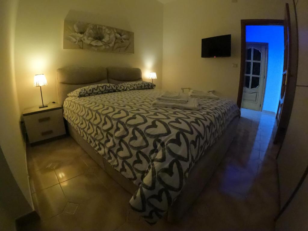 um quarto com uma cama grande e uma televisão em Casa Rossi em Pomigliano dʼArco