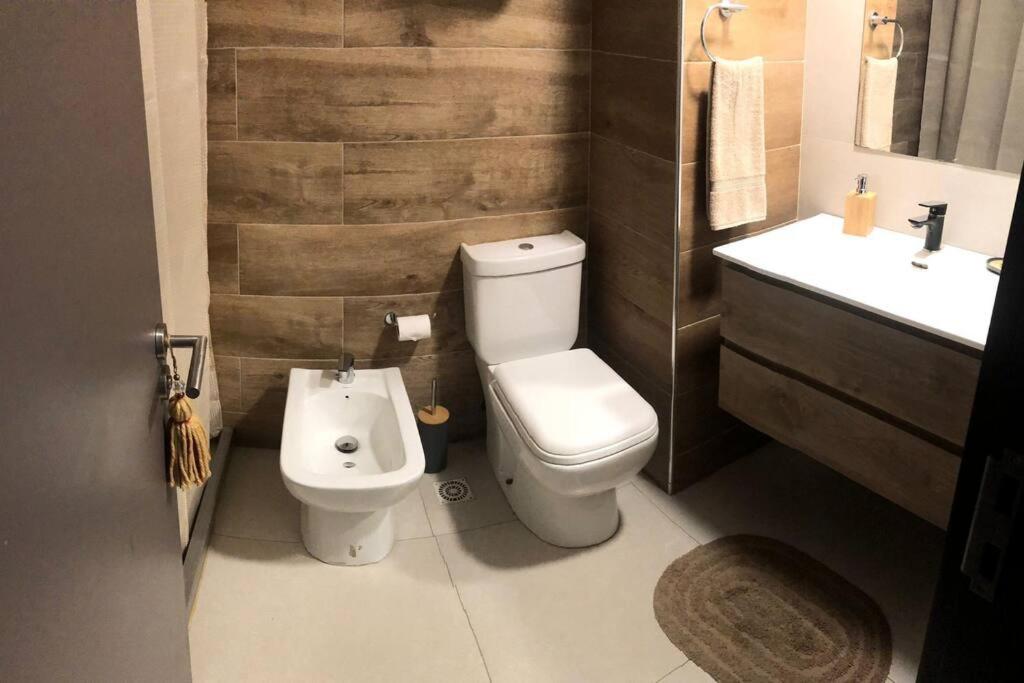 een badkamer met een toilet en een wastafel bij Casi a nuevo, moderno y bien ubicado in Montevideo