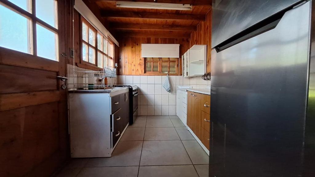 una cucina con fornelli e frigorifero di Casa Lican Ray 8 Personas a Licán Ray