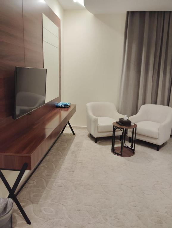 TV a/nebo společenská místnost v ubytování The S Hotel - jeddah - prince sultan street - فندق ذا اس - جده - طريق الامير سلطان