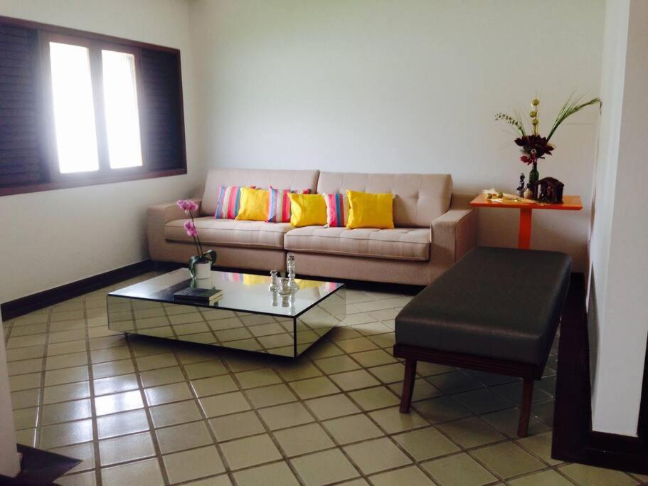 un soggiorno con divano e tavolino da caffè di Casa de Praia Buraco da velha a Lauro de Freitas