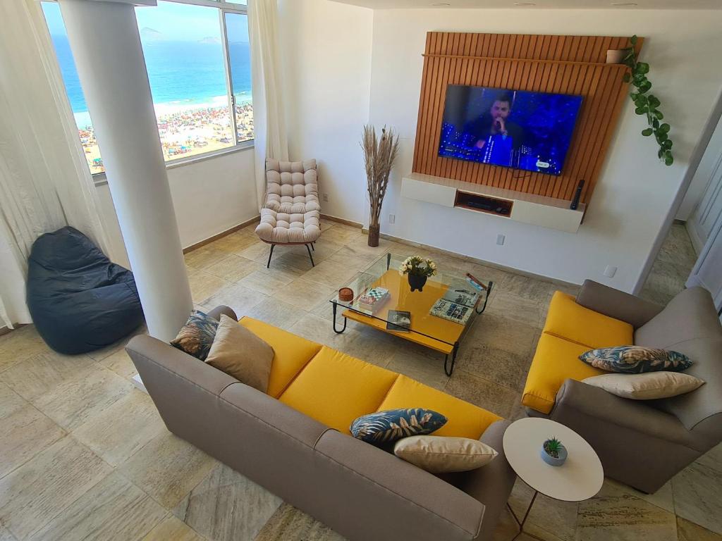 sala de estar con sofá y TV en Leme ao Pontal, en Río de Janeiro