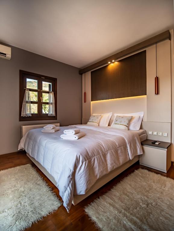 Posteľ alebo postele v izbe v ubytovaní Erofili Hotel & Suites