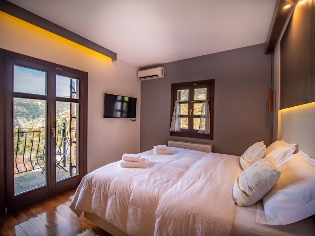 Posteľ alebo postele v izbe v ubytovaní Erofili Hotel & Suites