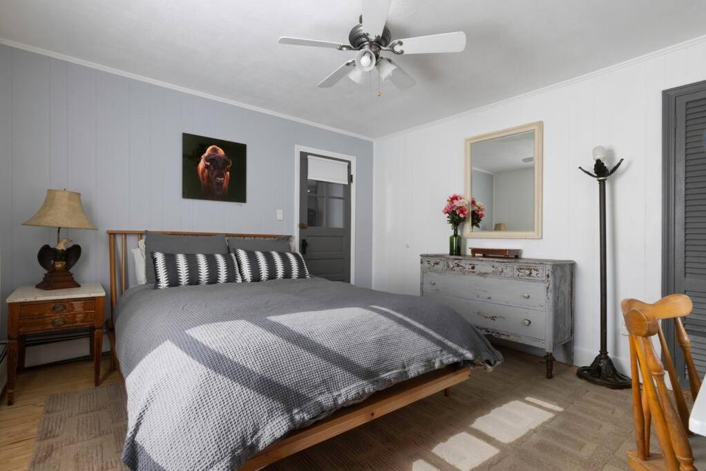 - une chambre avec un lit et un ventilateur de plafond dans l'établissement Cozy Modern Farmhouse 2 Bedroom Apartment, à Torrington