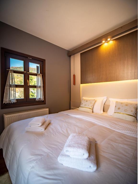 Posteľ alebo postele v izbe v ubytovaní Erofili Hotel & Suites