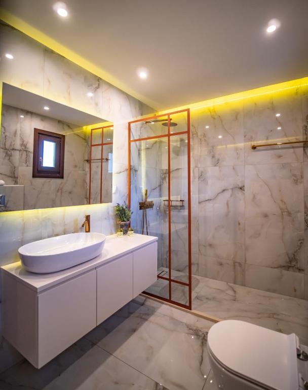 Kúpeľňa v ubytovaní Erofili Hotel & Suites